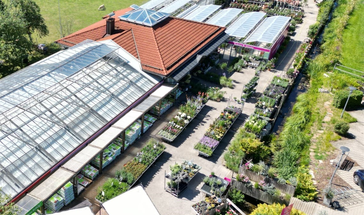 Gärtnerei Hübsch Inning, Die idyllische Gärtnerei am Bach, Blumen in schönem Ambiente, Trauerfloristik, Hochzeitsfloristik, Pflanzen für Terasse, Balkon....JPG